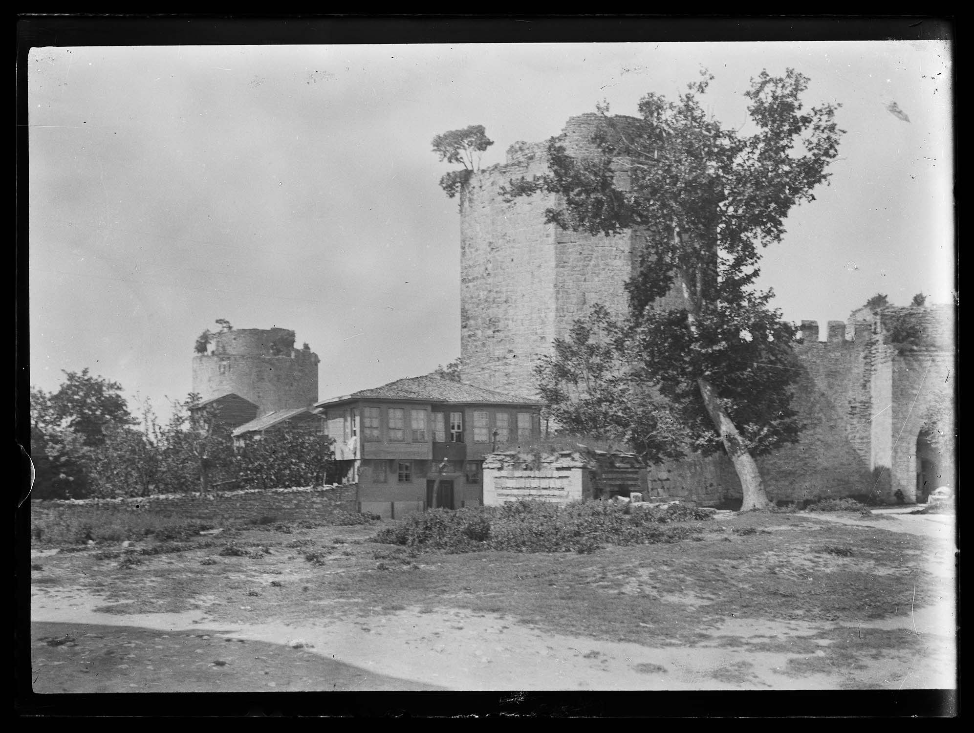 Vue extérieure du château, à l’est